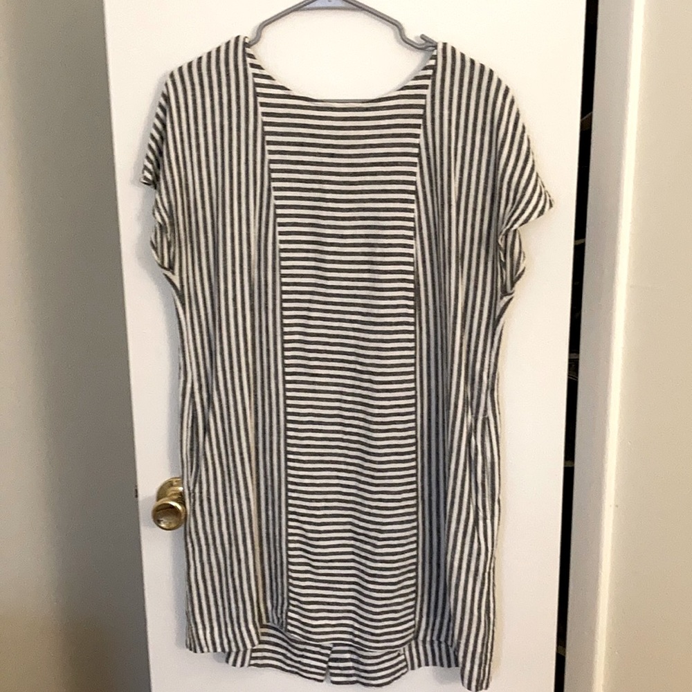 Short sleeved dress: pockets and buttons!
